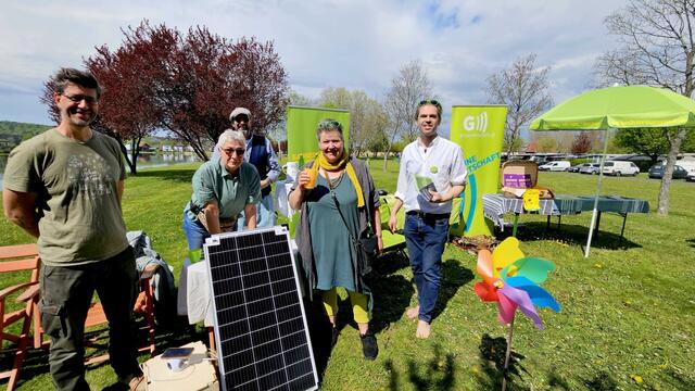 Die Grünen verschenkten am Pflanzenmarkt Sonnenblumen und Gartenkresse, informierten über Förderungen für Photovoltaikanlagen und versuchten, Bewusstsein für Lichtverschmutzung zu schaffen. | Foto: Grüne