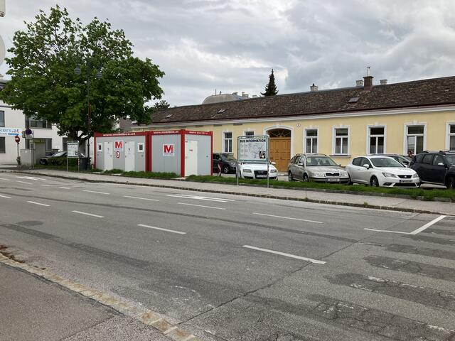 Das mobile Klo ist das Erste, das Bustouristen von Baden zu sehen bekommen. Anrainer Wilhelm Loderer hat es ohne Info vor sein Fenster gestellt bekommen.