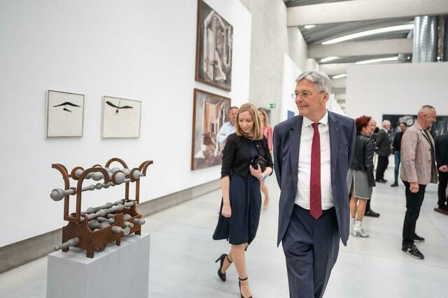 LH Peter Kaiser bei der Ausstellung im Museum Liaunig | Foto: LPD Kärnten/Varh