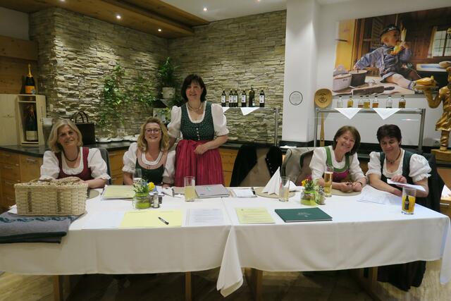 vlnr. Bezirkstrachtenreferentin Agnes Luginger, Schriftführerin Eliesabeth Macheiner, Obfrau Sieglinde Sampl, Kassierin Cilli Planitzer, Stv. Birgit Löcker