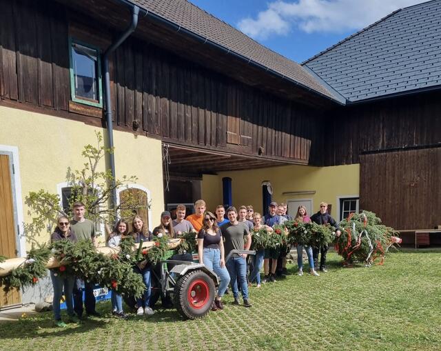 Die Landjugend Neukirchen hat laut der Leiterin Clarissa Mayer dieses Jahr probiert, in Pennewang und Pichl das Taferl zu stehlen. Die Maibäume seien aber zu gut bewacht gewesen. | Foto: LJ Neukirchen