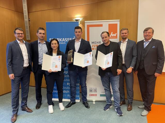 Am Foto von links JW-Bezirkschef Andreas Pfeiffer, Hannes Riegler (Sparkasse OÖ), Julia Richler (2.), Martin Peterseil (1.), Stefan Stingeder (3.), JW-Landesvorsitzender Michael Wimmer, Wirtschaftskammer-Bezirksobmann Wolfgang Wimmer.