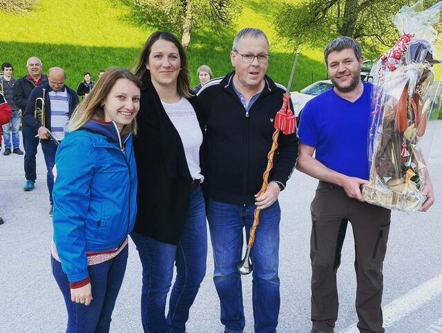 Stabübergabe: Kapellmeisterin Johanna Nachbagauer, die neue Stabführerin Barbara Höbenreich, der scheidender Stabführer Walter Galbicsek sowie Werner Höbenreich, Vereinsobmann FMK Großreifling | Foto: FMK Großreifling 