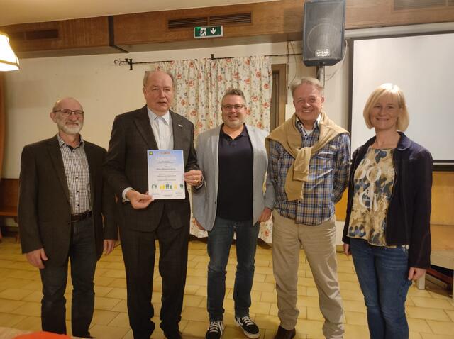 Walter Ströbl, Nikolaus Csenar, Martin Schreier, Manfred Nimmerrichter und Vizebürgermeister Romana Krumböck-Stickler. | Foto: Dorferneuerungsverein Höflein/Hohe Wand