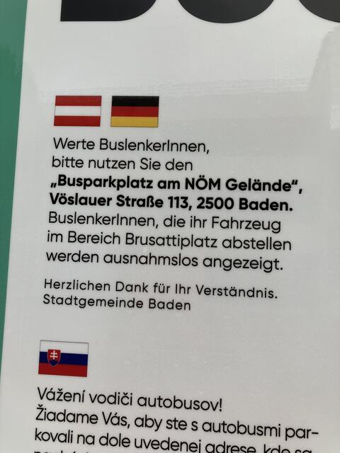 Zum Abstellen der Busse darf der Brusattiplatz per Strafe nicht mehr verwendet werden. Die Buslenker müssen zum NÖM-Parkplatz ausweichen.