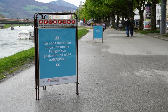 Plakatständer am Salzachufer: Zitate von ehemaligen Betroffenen. | Foto: Petra Huber