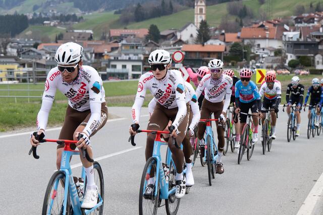 Felix Gall mit seinen Teamkollegen bei der Tour of the Alps. | Foto: Expa Pictures