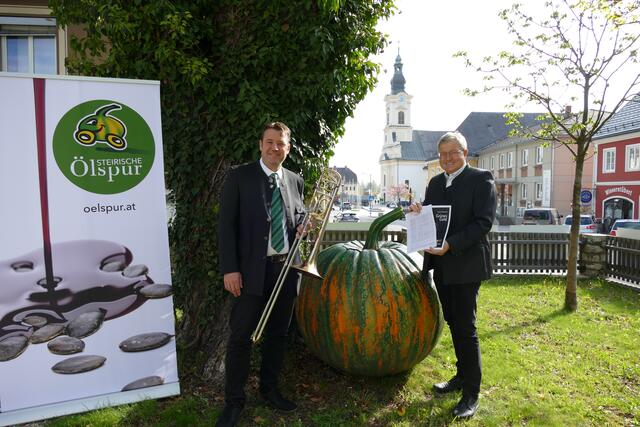 Franz Masser, Leiter der Erzherzog-Johann Musikschule Wies, und Ölspur-Obmann Bgm. Josef Waltl (r.) freuen sich schon auf die Uraufführung des neuen Marsches "Grünes Gold"  aus der Feder von Siegmund Andraschek, die vor der Siegerehrung beim "WelschLauf" am Marktplatz in Wies erklingen wird. | Foto: Waltl