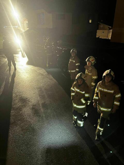 Mitten in der Nacht wurde die Freiwillige Feuerwehr wegen des Brandverdachts in dem Mehrparteienhaus alarmiert.  | Foto: FF Stuhlfelden
