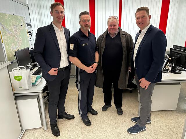 Besuch im Stadt- und Bezirkspolizeikommando Leoben: Reinhard Lerchbammer (li.), Gerald Heinrich (2.v.r.) und Andreas Kühberger (re.) mit Jürgen König | Foto: ÖVP Leoben