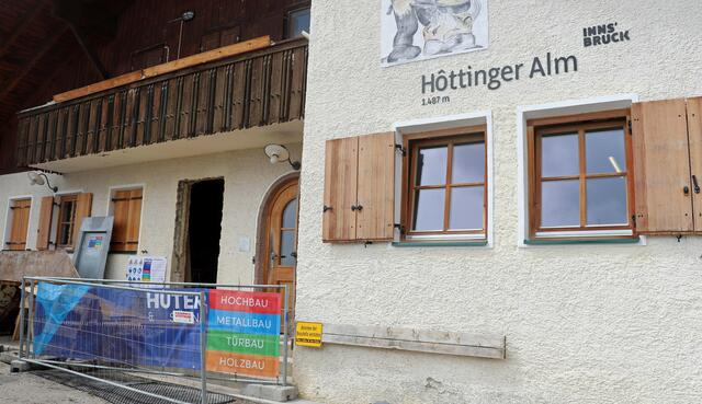 Bis zum Abschluss der Bautätigkeiten im Sommer 2023 gibt es auf der Höttinger Alm ein eingeschränktes Angebot an Getränken und Speisen. | Foto: IKM