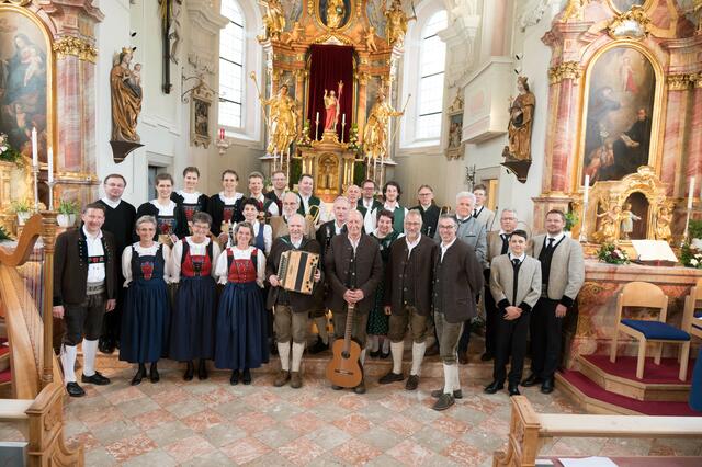 Mitwirkende Volksmusikgruppen, des Mariensingens in der Pfarrkirche Hart im Zillertal, anlässlich des Jahreshauptvesammlung des Tiroler Volksmusikvereins.  | Foto: TVMV