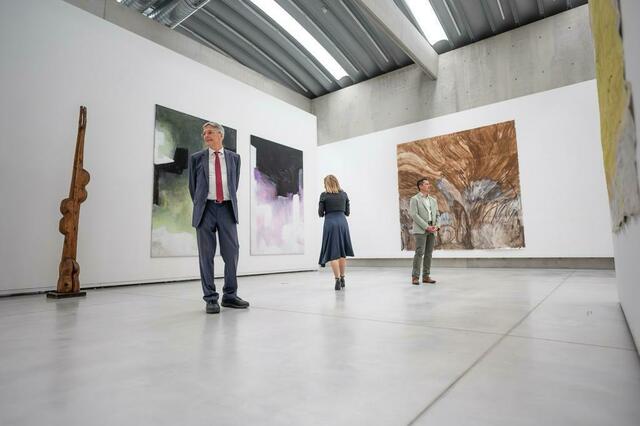 LH Peter Kaiser bei der Ausstellung im Museum Liaunig | Foto: LPD Kärnten/Varh