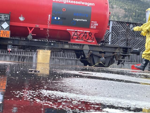 Katastrophenannahme: Gefahrengutaustritt. Bei Chemieunfall muss die austretende Substanz gebunden werden. Gefahr für das Grundwasser besteht im Realfall | Foto: Martin Schöndorfer, 2023