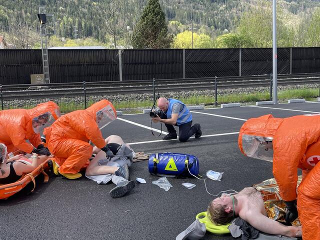 Das Rettungsteam für Gefahrenguteinsätze aus Bayern übernimmt die Versorgung der Verunfallten Personen. | Foto: Martin Schöndorfer, 2023