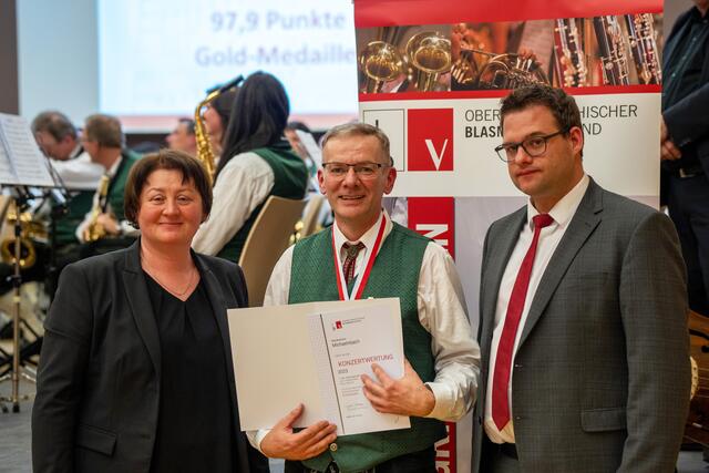 Kapellmeister Franz Heinrich (Mitte) mit Andrea Märzendorfer (links), Obfrau des Blasmusikverbandes Grieskirchen und Thomas Asanger, Jury-Vorsitz (rechts). | Foto: Musikverein Michaelnbach