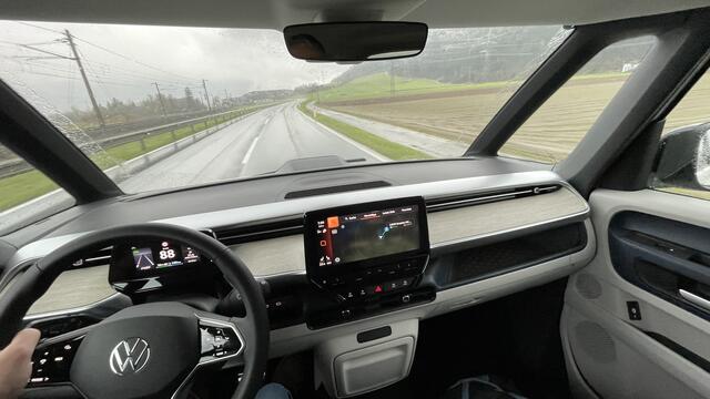 Der Touchscreen des Systems ist freistehend im Stil eines Tablets angeordnet. 