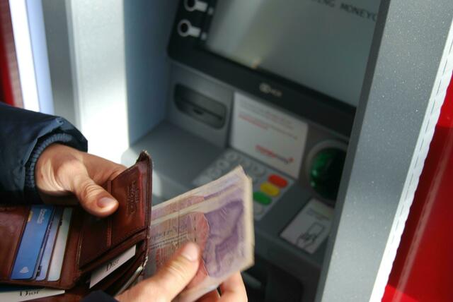 Der Täter, der am 27. Februar in Pottendorf eine Geldbörse mit Bankomatkarte gestohlen hat und anschließend in Wr. Neustadt Geld beheben wollte, wurde identifiziert. (Symbolfoto) | Foto: unsplash.com/Nick Pampoukidis