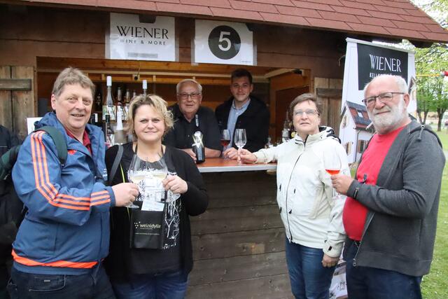 Gäste aus Niederösterreich fanden sich beim Stand des Weinguts Wiener auf dem Eberauer Hauptplatz ein. | Foto: Martin Wurglits