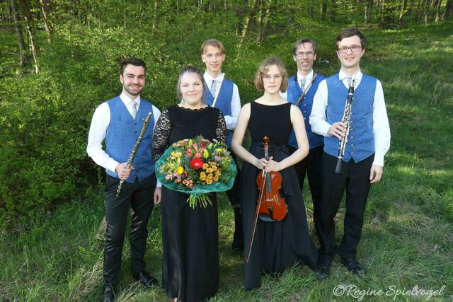 Unter dem Motto "im Osten viel Neues" machten Kapellmeister Wolfgang Jakesch mit seinem Blasorchester einen weiten Blick hinaus auf die unerschöpfliche musikalische Tradition des Ostens, die unsere Musik stets inspirierte und auch geprägt hat. Hier mit den Solisten und Solistinnen  Jakobus Weichinger, Irene Spitzl, Florentin Reichert, Amanda Berkes und William Kaminger.
