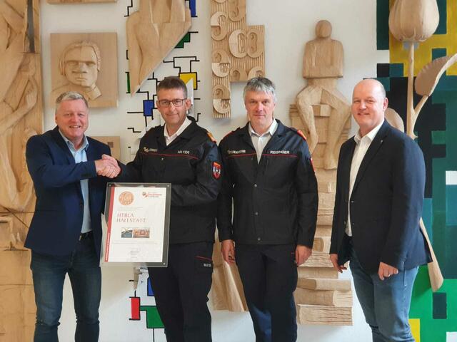 Robert Mayer bedankte sich persönlich für die Schauvitrine für die Fahne des OÖ Landesfeuerwehrverbandes. | Foto: HTBLA Hallstatt