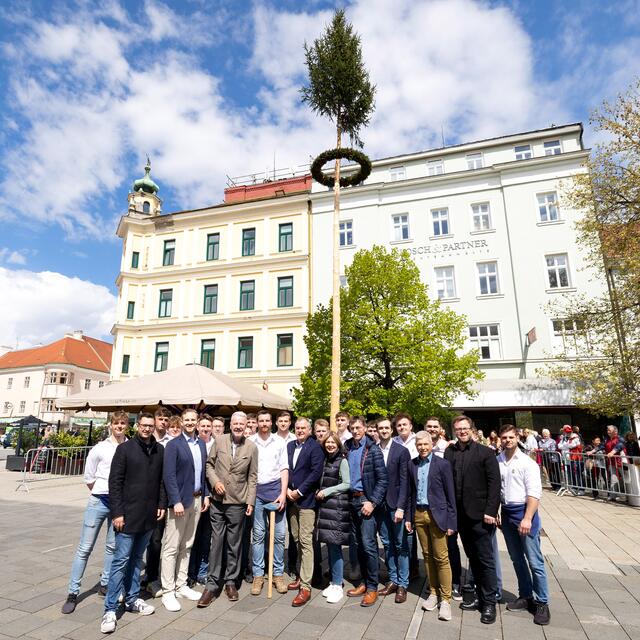 LAbg. Gemeinderat Philipp Gerstenmayer, Gemeinderat Maximilian Machek-Rückert, Bürgermeister Klaus Schneeberger, LAbg. Stadtrat Franz Dinhobl, Gemeinderätin Sabine Gremel, Gemeinderat Franz Hatvan, Gemeinderat Kevin Pfann, Gemeinderat Ferdinand Ebert und Gemeinderat Robert Pfisterer mit dem Burschenklub Lichtenwörth. | Foto: Stadt Wiener Neustadt/Weller