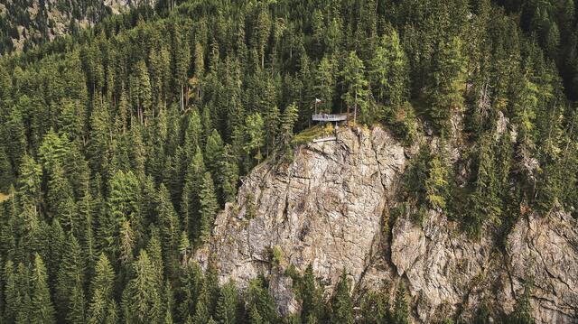 An der ca. 100 Meter hohen Feldwand "Seitenwand" in Feichten entsteht ab Herbst 2023 ein neuer Klettersteig, der für erfahrene Sportler:innen eine Herausforderung darstellen wird. | Foto: TVB Tiroler Oberland / Obex