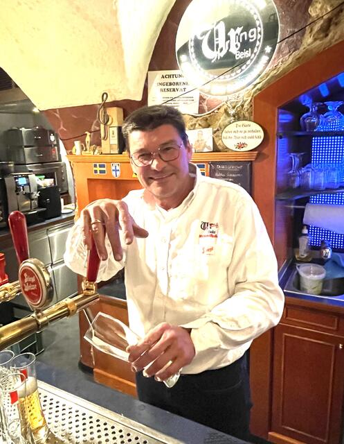 Charly Planer zapfte die letzten Biere. | Foto: Kogler