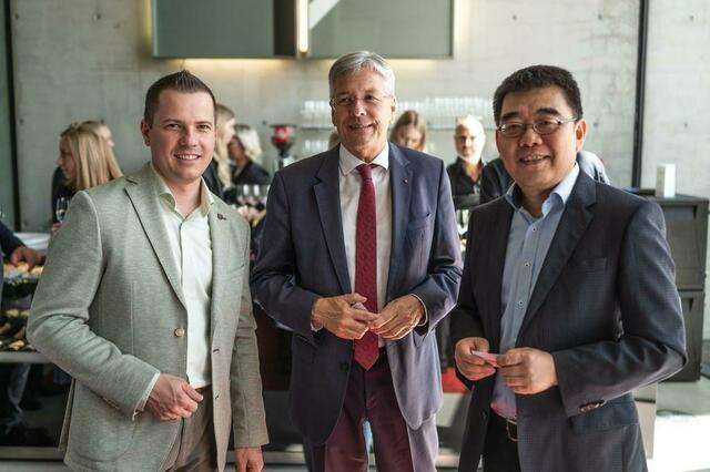 Bürgermeister von Neuhaus Patrick Skubel mit LH Peter Kaiser und Kulturrat Chen Ping | Foto: LPD Kärnten/Varh
