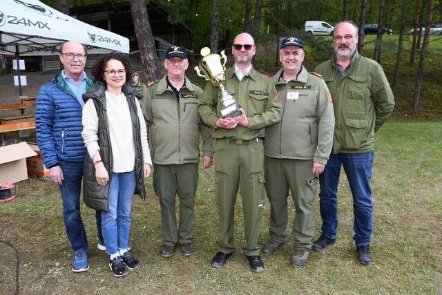 Kommandantstellvertreter Hannes Ratz von der Feuerwehr Langeck wurde feierlich ein Pokal für die hervorragende Organisation des Wandertages überreicht. | Foto: Bezirksfeuerwehrkommando Oberpullendorf