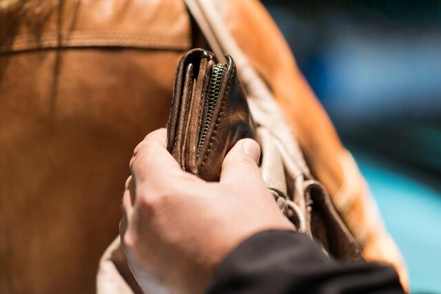 In der Nacht zum 1. Mai 2023 stahl der 34-jährige Mann aus der Brieftasche des körperlich stark beeinträchtigten Mannes Bargeld in der Höhe von mehreren hundert Euro. | Foto: stock.adobe.com/Racle Fotodesign(Symbolfoto)