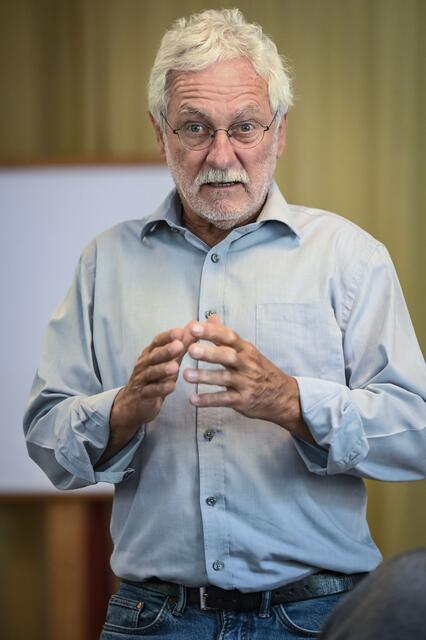Die Bachforelle ist eigentlich ein Relikt aus der Eiszeit und an kühle Temperaturen angepasst“, so Nikolaus Megysy bei seinen Erlöäuterungen in Neufelden.  | Foto: Foto Röbl