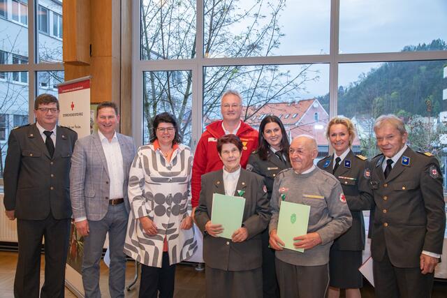 Im Rahmen der Jahreshauptversammlung wurde Adolf Hitzelberger (3.v.r.) und Wilma Pfingstl (Mitte) das Ehrenzeichen vom Land Steiermark für 60- bzw 50-jährige freiwillige Tätigkeit überreicht.  | Foto: Rotes Kreuz | Armin Lieschnig