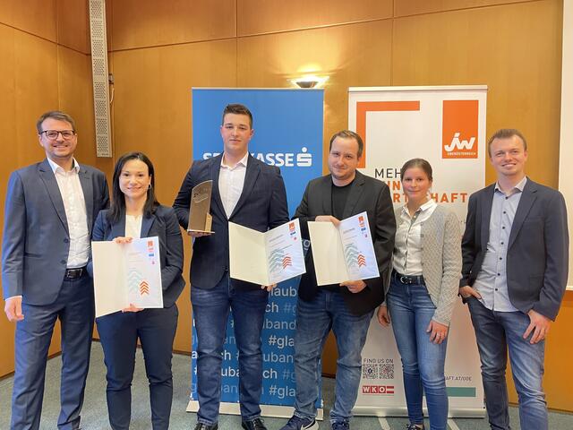 Auszeichnung der "Gründer des Jahres" im Bezirk Perg: Von links Junge Wirtschaft-Bezirkschef Andreas Pfeiffer, Julia Richler aus Langenstein (2. Platz), Martin Peterseil aus Mauthausen (1. Platz), Stefan Stingeder aus Mauthausen (3. Platz) und die stellvertretenden JW-Bezirksvorsitzenden Franziska Scheuwimmer und Moritz Aschauer.