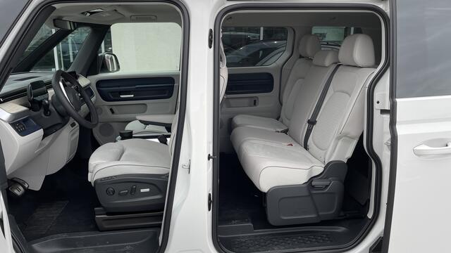 Typisches Bulli-Feeling: hohe Sitzposition, die vorderen Armauflagen (Innenseite der Sitze) und die Position des Multifunktionslenkrades (vertikal und horizontal einstellbar). Für die verschiedenen Dinge des Alltags bietet der ID. Buzz viele Ablagen und Getränkehalter.