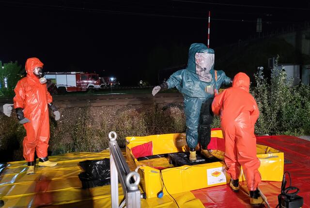 Die Umpumparbeiten dauerten über Nacht an. | Foto: BFKDO Neusiedl am See