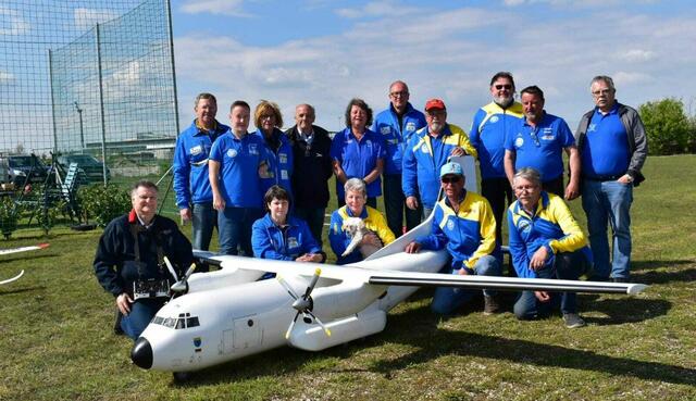 Die MFG Wiener Neustadt präsentiert sich immer wieder auch bei Veranstaltungen. 
1 Reihe sitzend: Karl Reiser (Gastpilot Steiermark), Sabine Fruhmann, Anna Hann, Anton Gusek und Peter Muhr
2 Reihe stehend: Walter Fruhmann, Josef Römer, Eva Sieger, Winfried Karnthaler, Riki Böhm, Gerald Köck, Andreas Mitterböck und Raimund Steurer | Foto: MFG Wiener Neustadt Josef Römer