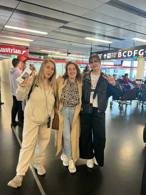 Farewell am Flughafen Wien/ Schwechat: TEYA &amp; SALENA kurz vor ihrem Abflug zum Song Contest - um 11 Uhr ging die Maschine nach Liverpool, mit MeinBezirk.at-Redakteurin Manuela Tiefnig posierte das aufgeweckte Duo noch für ein Foto. | Foto: Manuela Tiefnig