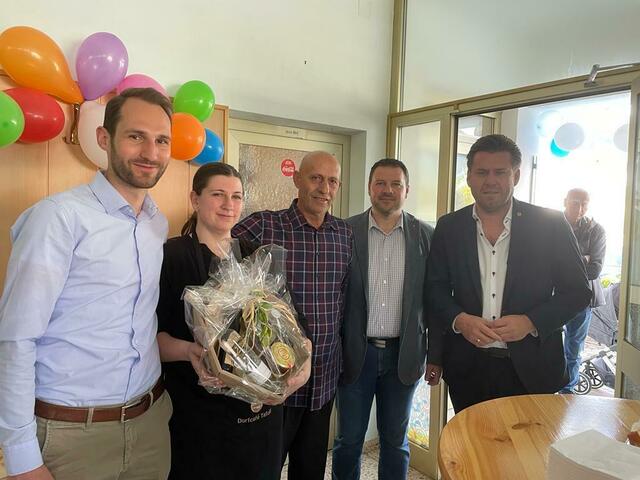 Die Vertreter der Gemeinde wünschten zur Eröffnung Alles Gute: GV Franz Lukas Gupper (l.), Johanna König-Tafolli, Vizebgm. Werner Gabriel (2.v.r.) und Bgm. Bernhard Herics (r.) | Foto: Bernhard Herics