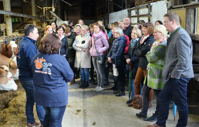 Beim Milchhof Kettl: (v.r.) Manfred Hofinger, Irene Neumann-Hartberger, Monika Rendl, Christine Seidl | Foto: BB-Seiringer