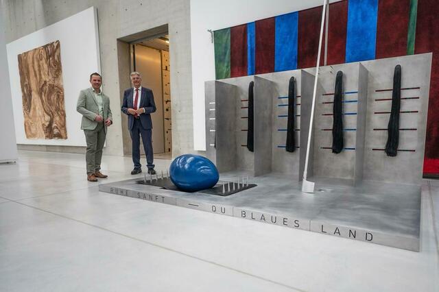 Bürgermeister von Neuhaus Patrick Skubel mit LH Peter Kaiser bei der Ausstellung im Museum Liaunig | Foto: LPD Kärnten/Varh