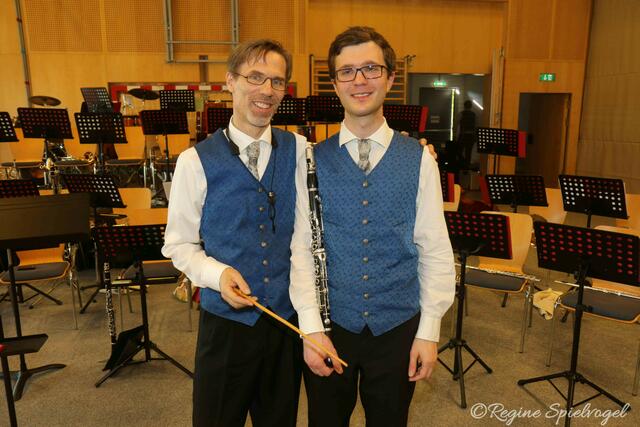 Wolfgang Jakesch mit William Kaminger, der vom Kapellmeister noch immer Klarinettenunterricht erhält. Er ist einer der dauerhaftesten Schüler, der auch Soli im Orchester spielt.
