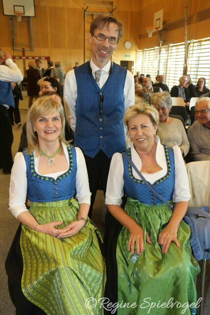 Kapellmeister Wolfgang Jakesch mit GR Anna Maria Zacek und GR Elisabeth Barisits.