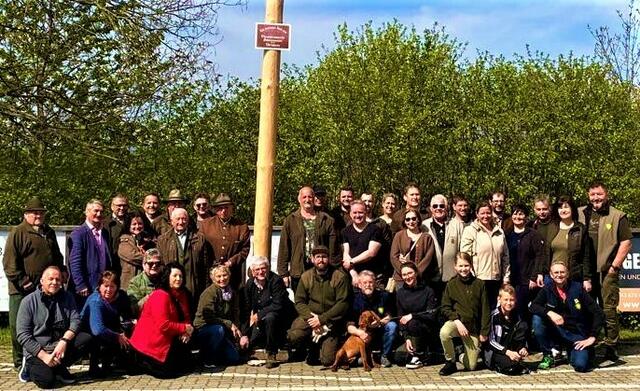 BJM a.D. Herbert Schmid, Schützenmeister Gerhard Doppelhofer, Sigi Kubanik und Manfred Spelitz, Oberschützenmeister Josef Kohzina mit Familie sowie Mitglieder und Freunde vom Schützenverein Mistelbach. | Foto: Schützenverein-Mistelbach 