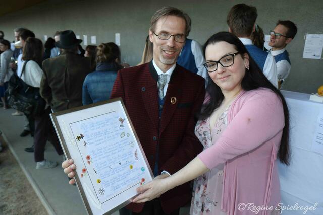 Bernadette Ertl brachte original Waldviertler Mohnzelte als süßen Gruß von der Partnermusikkapelle Großschönau mit sowie ein eingerahmtes Gedicht, das die Freude und Sympathie, die die beiden Musikkapellen verbindet, beschreibt. 