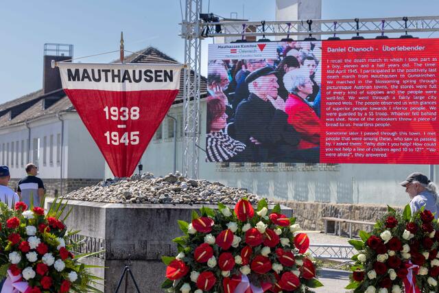 Nach der Kranzniederlegung findet die Befreiungsfeier am ehemaligen Appellplatz in der KZ-Gedenkstätte Mauthausen statt. | Foto: fotokerschi.at/Draxler