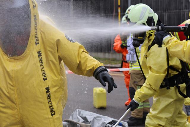 Die Schutzausrüstung beim Einsatz an Gefahrenguttransporter muss danach dekontaminiert werden. | Foto: Maria Tiefenbacher-Schöndorfer, 2023