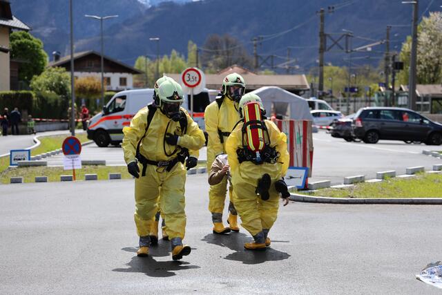 Katastrophenschutzübung: Abtransport eines Figuranten (Komparesen, Darsteller, Verletzten) durch das Gefahrengutteam der FF Kuchl | Foto: Maria Tiefenbacher-Schöndorfer, 2023