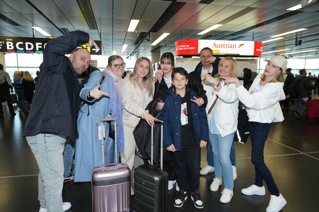 Die Familie wünscht Glück: TEYAS Eltern inklusive Bruder sagten in Wien ebenso Goodbye wie die Eltern der Managerin Julia Wastian - SELINA sieht ihre Familie dann kurz vorm Semifinale, wo auch die anderen nachkommen. | Foto: ORF/Roman Zach-Kiesling