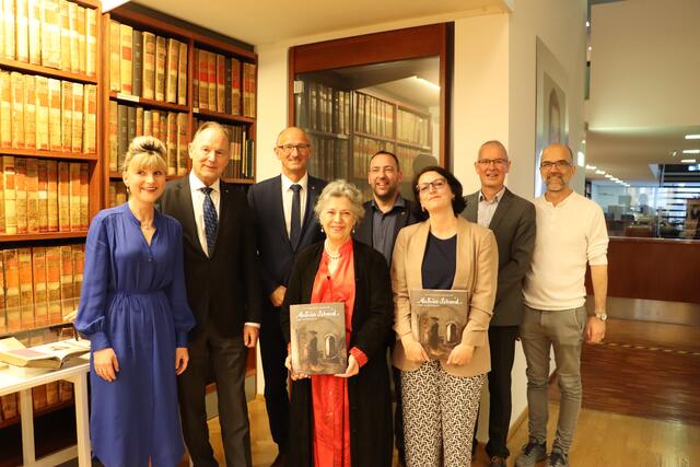 Dr. Franz Pegger Vorstand des Vereins Tiroler Landesmuseum Ferdinandeum mit seiner Frau, LH Anton Mattle, Sybille Moser-Ernst, GF des Tiroler Landesmuseums Karl Berger, Ursula Marinelli, Gottfried Kompatscher Leiter des Tyrolia Verlags und Roland Ziller. | Foto: Elisabeth Neuner
